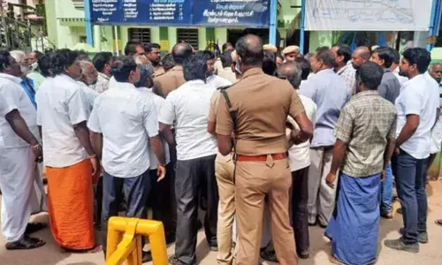 பாஜக விற்கு தாவிய காங்கிரஸ் கவுன்சிலர் - திமுக, பாஜக இடையே கைகலப்பு