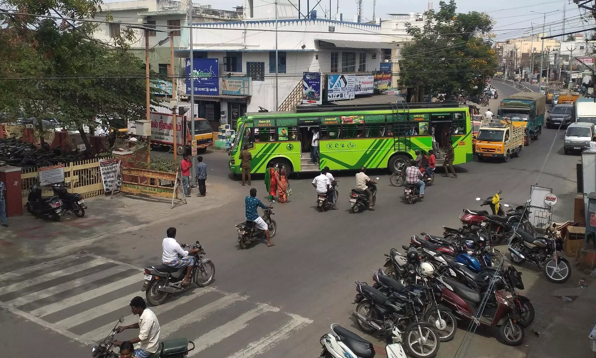 குமாரபாளையத்தில் போக்குவரத்து மாற்றத்தால் நெரிசல் அதிகரிப்பு: வாகன ஓட்டிகள் அவதி குமாரபாளையத்தில் போக்குவரத்து மாற்றத்தால் நெரிசல் அதிகரிப்பு: வாகன ஓட்டிகள் அவதி