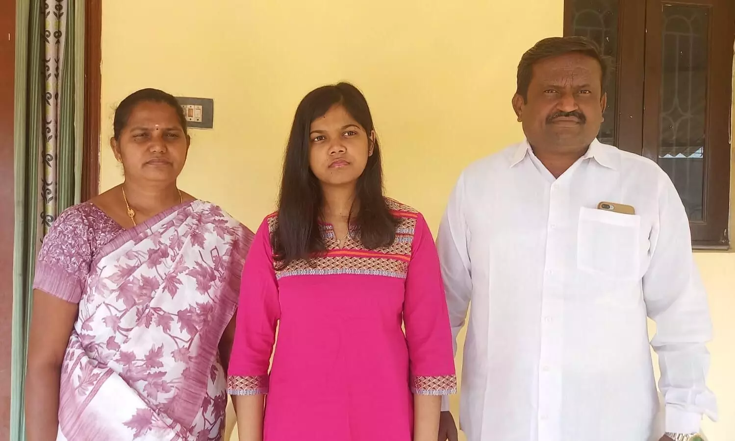 உக்ரைனில் உணவு இல்லாமல் பட்டினி கிடந்தோம்: அந்தியூர் மாணவி பேட்டி உக்ரைனில் உணவு இல்லாமல் பட்டினி கிடந்தோம்: அந்தியூர் மாணவி பேட்டி