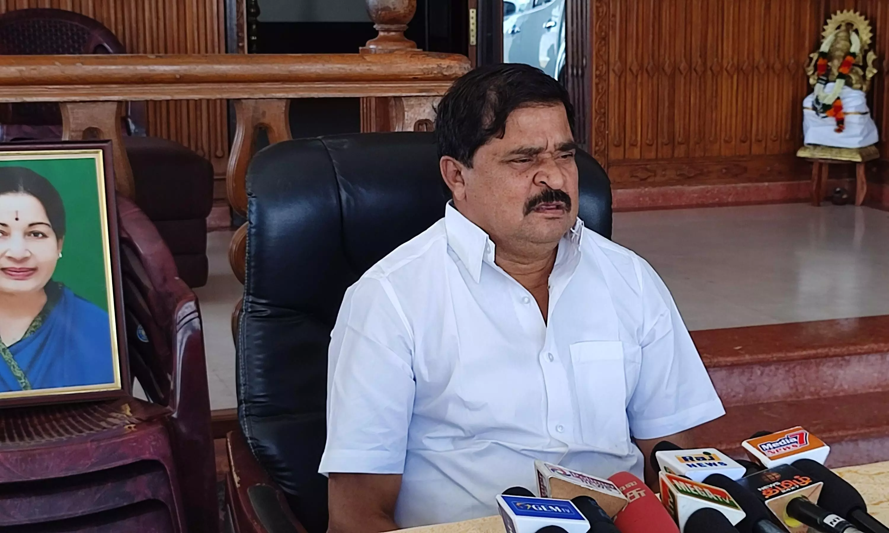 அதிமுகவிற்கு சசிகலா தலைமையேற்க வேண்டும் - முன்னாள் எம்எல்ஏ பேட்டி அதிமுகவிற்கு சசிகலா தலைமையேற்க வேண்டும் - முன்னாள் எம்எல்ஏ பேட்டி