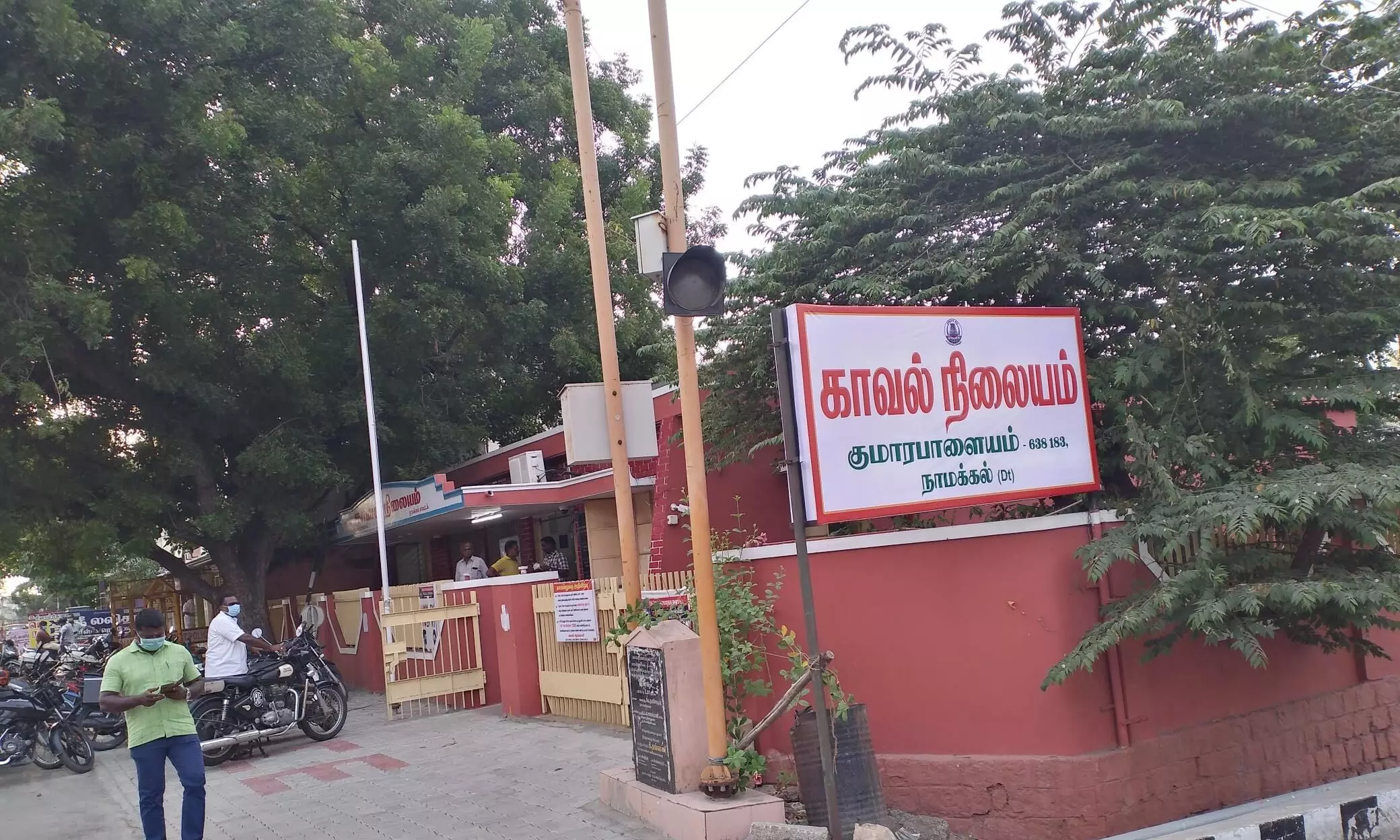 குமாரபாளையத்தில் 5 குழந்தை தொழிலாளர்கள் மீட்பு: சைல்டு ஹெல்ப் லைன் அதிரடி குமாரபாளையத்தில் 5 குழந்தை தொழிலாளர்கள் மீட்பு: சைல்டு ஹெல்ப் லைன் அதிரடி