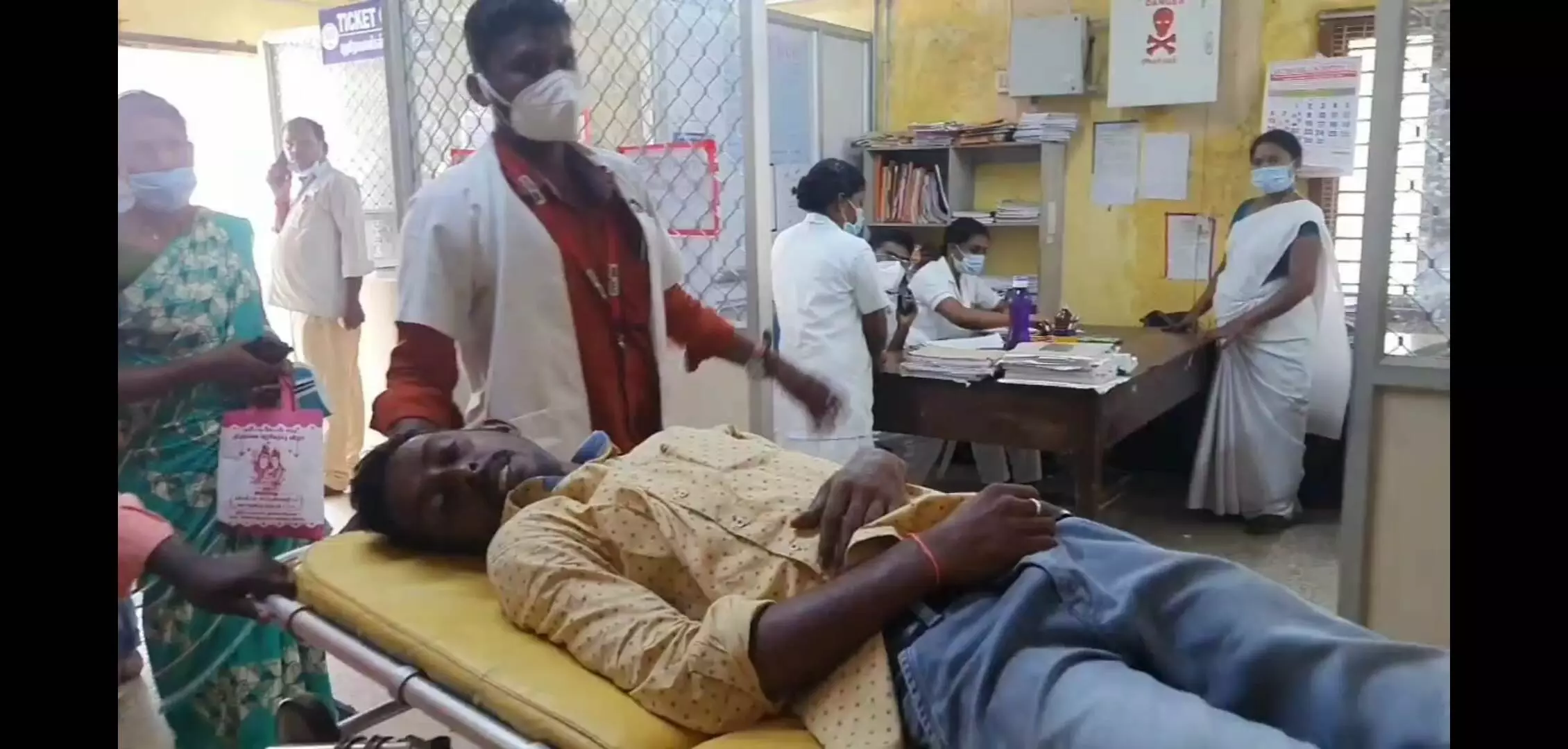 முன்னாள் அமைச்சர் தாக்கியதாக நாகை அரசு மருத்துவமனையில் ஒருவர் அனுமதி முன்னாள் அமைச்சர் தாக்கியதாக நாகை அரசு மருத்துவமனையில் ஒருவர் அனுமதி