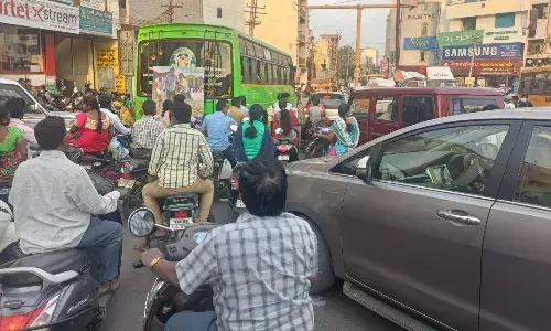 கரூர் மாநகரில் அடிக்கடி போக்குவரத்து நெரிசல்- மக்கள் அவதி
