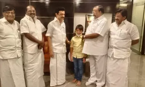 செல்வாக்கை பயன்படுத்திய காங்கிரஸ்: தேனி திமுகவினர் பரிதவிப்பு செல்வாக்கை பயன்படுத்திய காங்கிரஸ்: தேனி திமுகவினர் பரிதவிப்பு