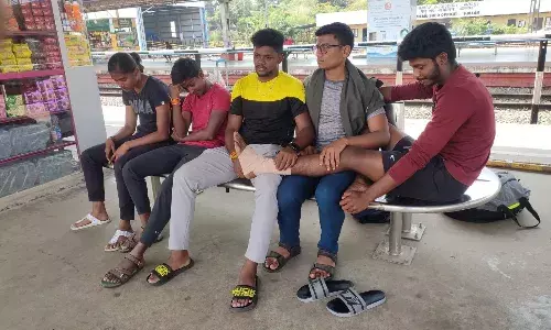 தேசிய அளவிலான பதக்கம் பெற்ற வீரர்களை அவமதித்த கேரளா ரயில்வே அதிகாரி