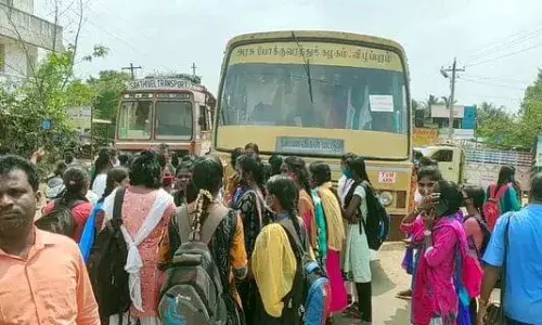 ஆரணியில் கூடுதல் அரசு பஸ் இயக்கக்கோரி கல்லூரி மாணவர்கள் சாலை மறியல்