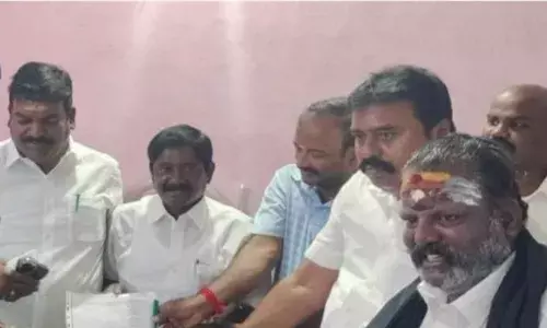 நகராட்சி தலைவராக தேர்வு பெற்றவருக்கு சான்று வழங்கிய ஆணையர்