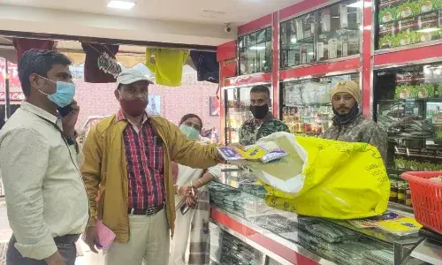 உதகையில் தடை செய்யப்பட்ட பிளாஸ்டிக் பறிமுதல்: கடைகளுக்கு அபராதம்