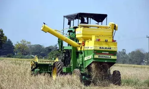 திருவையாறு அருகே நெல் அறுவடை எந்திரத்தில் சிக்கி வாலிபர் உயிரிழப்பு