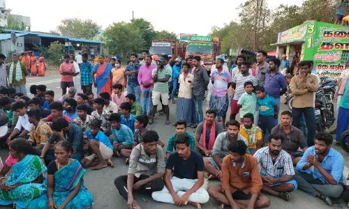 செஞ்சி அருகே தனியார் நிதி நிறுவனத்தை கண்டித்து சாலை மறியல் போராட்டம்