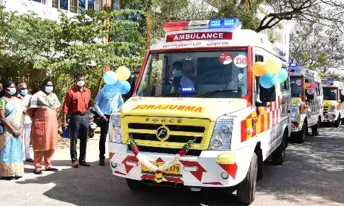 புதிய 108 ஆம்புலன்ஸ் வாகனங்களை  கொடியசைத்து தொடங்கி வைத்த கலெக்டர்