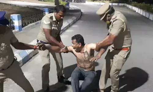 காவல் துறையினர் தாக்கியதாக கலெக்டரிடம்  புகாரளிக்க வெளிமாநிலத்தவர் ரகளை காவல் துறையினர் தாக்கியதாக கலெக்டரிடம்  புகாரளிக்க வெளிமாநிலத்தவர் ரகளை