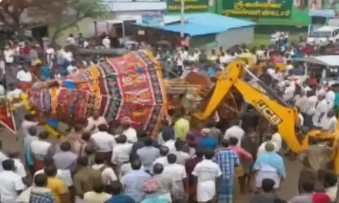 மாசி மாத தேரோட்ட திருவிழாவில் சாய்ந்த தேர்: பக்தர்கள் அதிர்ச்சி மாசி மாத தேரோட்ட திருவிழாவில் சாய்ந்த தேர்: பக்தர்கள் அதிர்ச்சி