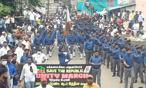 சேலத்தில் பாப்புலர் பிரண்ட் ஆஃப் இந்தியா அமைப்பினர் தடையை மீறி பேரணி சேலத்தில் பாப்புலர் பிரண்ட் ஆஃப் இந்தியா அமைப்பினர் தடையை மீறி பேரணி