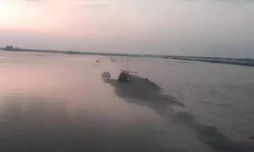 மரக்காணத்தில் கடல்நீர் புகுந்ததால் உப்பளங்களில் மூழ்கியது