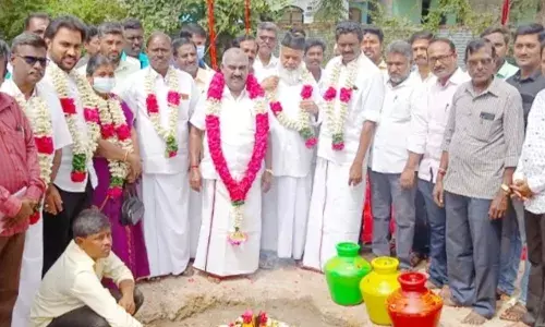 உருது பள்ளி கட்டடத்திற்கு  அமைச்சர் அடிக்கல் நாட்டினார்