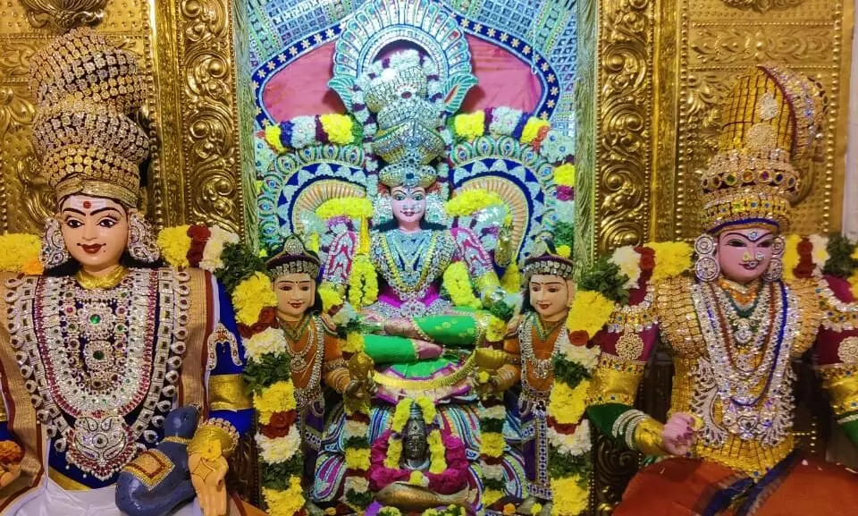 குமாரபாளையம் 24 மனை மாரியம்மன் கோவிலில் சிறப்பு அலங்கார வழிபாடு குமாரபாளையம் 24 மனை மாரியம்மன் கோவிலில் சிறப்பு அலங்கார வழிபாடு