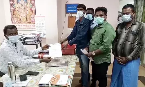 அத்தாணி அருகே சத்துணவு அமைப்பாளர்கள் மீது நடவடிக்கை எடுக்க  கோரி மனு