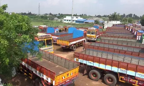 திருத்துறைப்பூண்டியில் லாரி வேலை நிறுத்தத்தால் நெல் மூட்டைகள் தேக்கம்