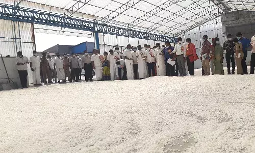 சேலம் ஜவ்வரிசி ஆலையில் சட்டப்பேரவை பொது நிறுவனங்கள் குழுவினர் ஆய்வு சேலம் ஜவ்வரிசி ஆலையில் சட்டப்பேரவை பொது நிறுவனங்கள் குழுவினர் ஆய்வு