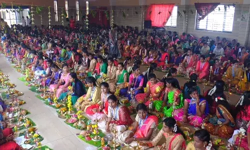 உக்ரைன் போர் முடிவுக்கு வர நாகையில் கல்லூரி மாணவிகள் குத்து விளக்கு பூஜை உக்ரைன் போர் முடிவுக்கு வர நாகையில் கல்லூரி மாணவிகள் குத்து விளக்கு பூஜை