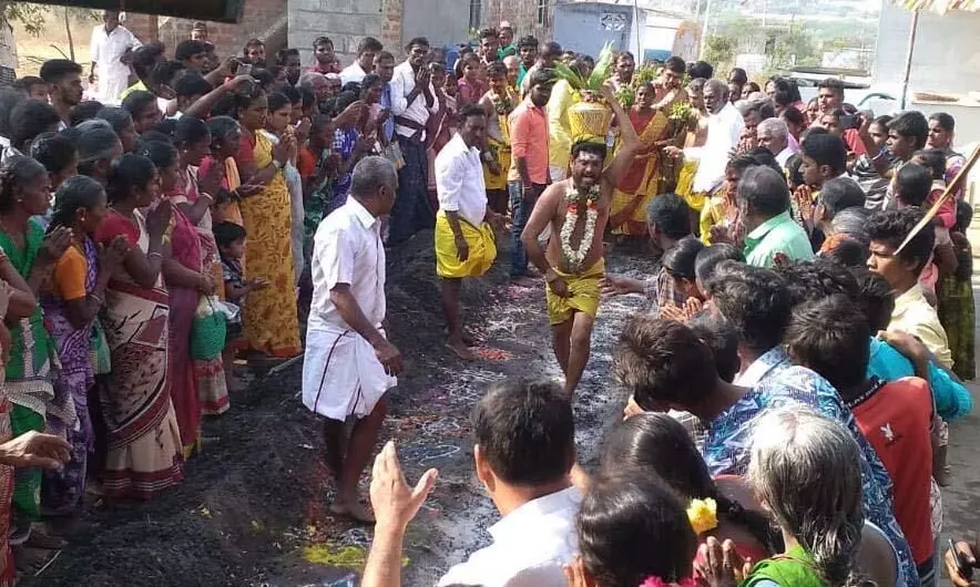 கள்ளிப்பாளையம் காளியம்மன், மாரியம்மன் கோவிலில் பூ மிதித்தல் விழா கள்ளிப்பாளையம் காளியம்மன், மாரியம்மன் கோவிலில் பூ மிதித்தல் விழா