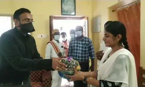 உக்ரைனில் இருந்து தாயகம் திரும்பிய மாணவிக்கு நாகை கலெக்டர் வாழ்த்து உக்ரைனில் இருந்து தாயகம் திரும்பிய மாணவிக்கு நாகை கலெக்டர் வாழ்த்து