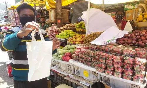உதகையில் தடை செய்யப்பட்ட பிளாஸ்டிக் பறிமுதல்