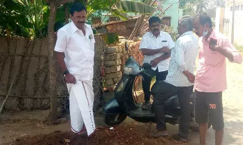 வீணான குடிநீர்: துரிதமாக சரிசெய்த ஈரோடு மாநகராட்சி கவுன்சிலர் வீணான குடிநீர்: துரிதமாக சரிசெய்த ஈரோடு மாநகராட்சி கவுன்சிலர்