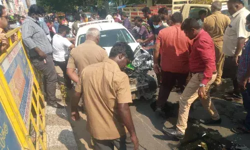 ஈரோட்டில் ஓடும் காரில் டிரைவர் உயிரிழப்பு: ஸ்கூட்டரில் சென்றவரும் பலி ஈரோட்டில் ஓடும் காரில் டிரைவர் உயிரிழப்பு: ஸ்கூட்டரில் சென்றவரும் பலி