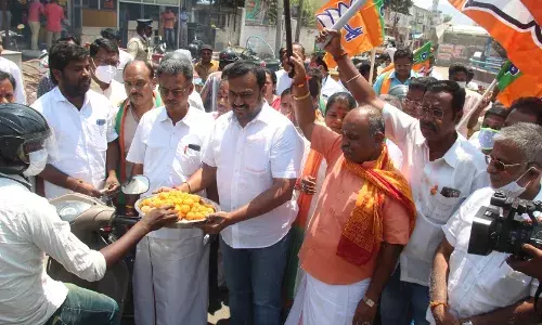 சேலத்தில் பட்டாசு வெடித்து கொண்டாடிய பாஜகவினர் சேலத்தில் பட்டாசு வெடித்து கொண்டாடிய பாஜகவினர்