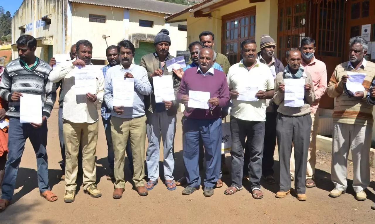 உதகையில் உரம் தராததால் முற்றுகையிட்ட விவசாயிகள் உதகையில் உரம் தராததால் முற்றுகையிட்ட விவசாயிகள்