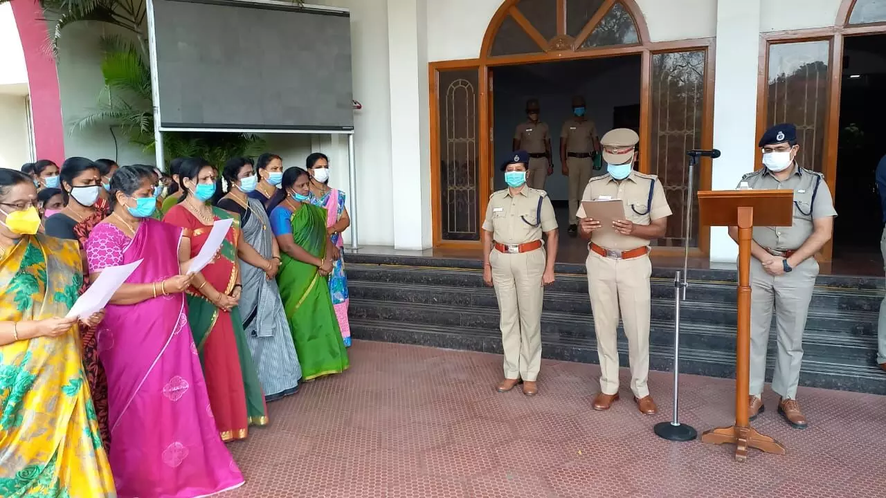 கோவையில் கொத்தடிமை தொழிலாளர் முறை ஒழிப்பு உறுதிமொழி கோவையில் கொத்தடிமை தொழிலாளர் முறை ஒழிப்பு உறுதிமொழி