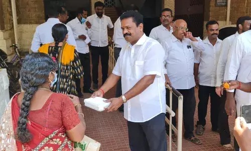 தேர்தல் வெற்றி: மதுரையில் இனிப்பு வழங்கி காெண்டாடிய பாஜக வழக்கறிஞர்கள்