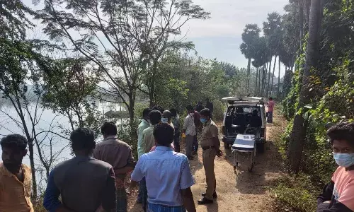 சேலம் ரெட்டியூர் பகுதி ஏரியில் மிதந்த ஆண் சடலம்: போலீசார் மீட்பு சேலம் ரெட்டியூர் பகுதி ஏரியில் மிதந்த ஆண் சடலம்: போலீசார் மீட்பு