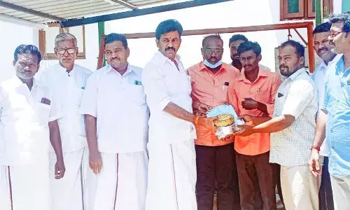 பிறப்பு- இறப்பு சான்றிதழ்: வீடுகளுக்கே  சென்று வழங்கிய பேரூராட்சித் தலைவர்