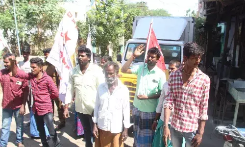 சேலத்தில் ரேஷன் அரிசி கடத்திய வாகனத்தை சிறைபிடித்து  ஆர்ப்பாட்டம் சேலத்தில் ரேஷன் அரிசி கடத்திய வாகனத்தை சிறைபிடித்து  ஆர்ப்பாட்டம்