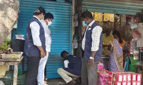 மணப்பாறையில் புகையிலை பொருட்கள் விற்ற 2 கடைகளுக்கு அதிகாரிகள் சீல் மணப்பாறையில் புகையிலை பொருட்கள் விற்ற 2 கடைகளுக்கு அதிகாரிகள் சீல்