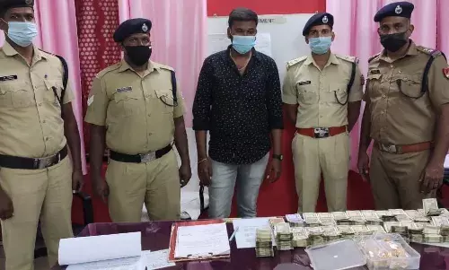 உரிய ஆவணமின்றி ரயிலில் கொண்டுவரப்பட்ட  ரூ.11 லட்சம் பணம், தங்க நகைகள் பறிமுதல் உரிய ஆவணமின்றி ரயிலில் கொண்டுவரப்பட்ட  ரூ.11 லட்சம் பணம், தங்க நகைகள் பறிமுதல்