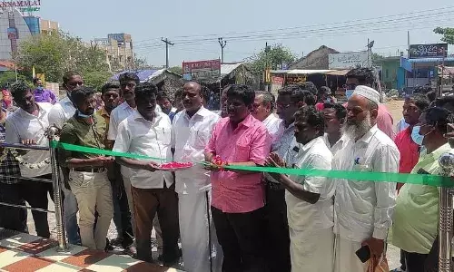 ரூ.17 லட்சம் மதிப்பில் நிழற்குடை எம்பி திறந்து வைத்தார்