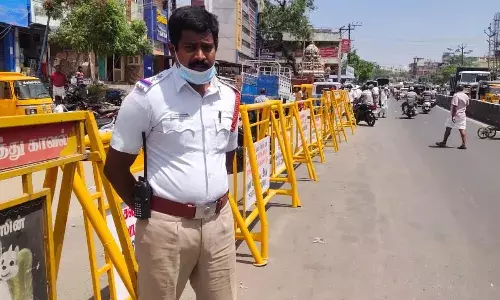 தேனி ரோடுகளில் பேரிகாட் அமைத்து விபத்தை தடுக்க பாதுகாப்பு ஏற்பாடுகள் தேனி ரோடுகளில் பேரிகாட் அமைத்து விபத்தை தடுக்க பாதுகாப்பு ஏற்பாடுகள்