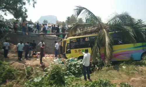 சேலம் அருகே பேருந்து கவிழ்ந்து விபத்து: 40க்கும் மேற்பட்டோர் படுகாயம்; ஒருவர் சாவு சேலம் அருகே பேருந்து கவிழ்ந்து விபத்து: 40க்கும் மேற்பட்டோர் படுகாயம்; ஒருவர் சாவு