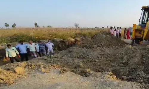 சாலை அமைக்கும் பணியின்போது மண்ணில் புதைந்து கிடந்த தொன்மையான கல் மர படிமம்