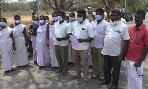 கரூர் மாவட்ட ஆட்சியரிடம் கண்ணீர் மல்க மனு அளித்த ஊழியர்கள் கரூர் மாவட்ட ஆட்சியரிடம் கண்ணீர் மல்க மனு அளித்த ஊழியர்கள்