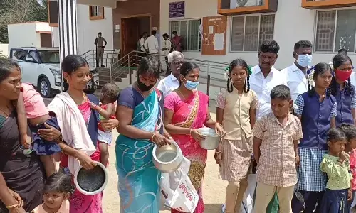 சமையல் பாத்திரங்களுடன் மயிலாடுதுறை கலெக்டர் அலுவலகத்திற்கு வந்த பெண்கள்