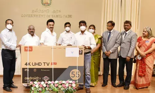 முகாம்களில் வாழும் இலங்கைத் தமிழர்களுக்கு வண்ணத் தொலைக்காட்சிகளை வழங்கினார் முதல்வர்