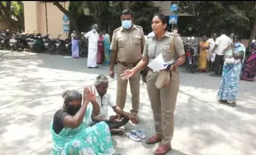 கடத்தப்பட்ட பேரனை மீட்க வலியுறுத்தி  ஈரோடு கலெக்டர் அலுவலகத்தில் தர்ணா கடத்தப்பட்ட பேரனை மீட்க வலியுறுத்தி  ஈரோடு கலெக்டர் அலுவலகத்தில் தர்ணா