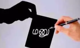 சுங்கக்கட்டணம்: ஈரோடு  கலெக்டர் அலுவலகத்துக்கு காய்கறி மாலையுடன் வந்த வியாபாரிகள் சுங்கக்கட்டணம்: ஈரோடு  கலெக்டர் அலுவலகத்துக்கு காய்கறி மாலையுடன் வந்த வியாபாரிகள்