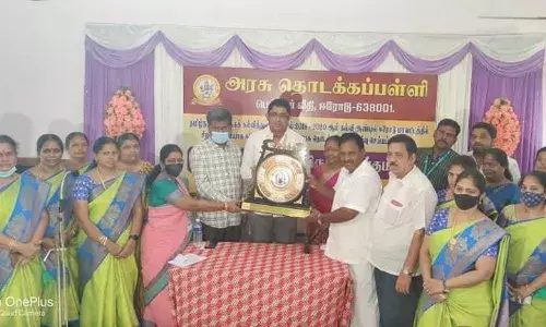 அரசு பள்ளிக்கு சிறந்த பள்ளி என்ற விருதினை சட்டமன்ற உறுப்பினர் வழங்கினார்