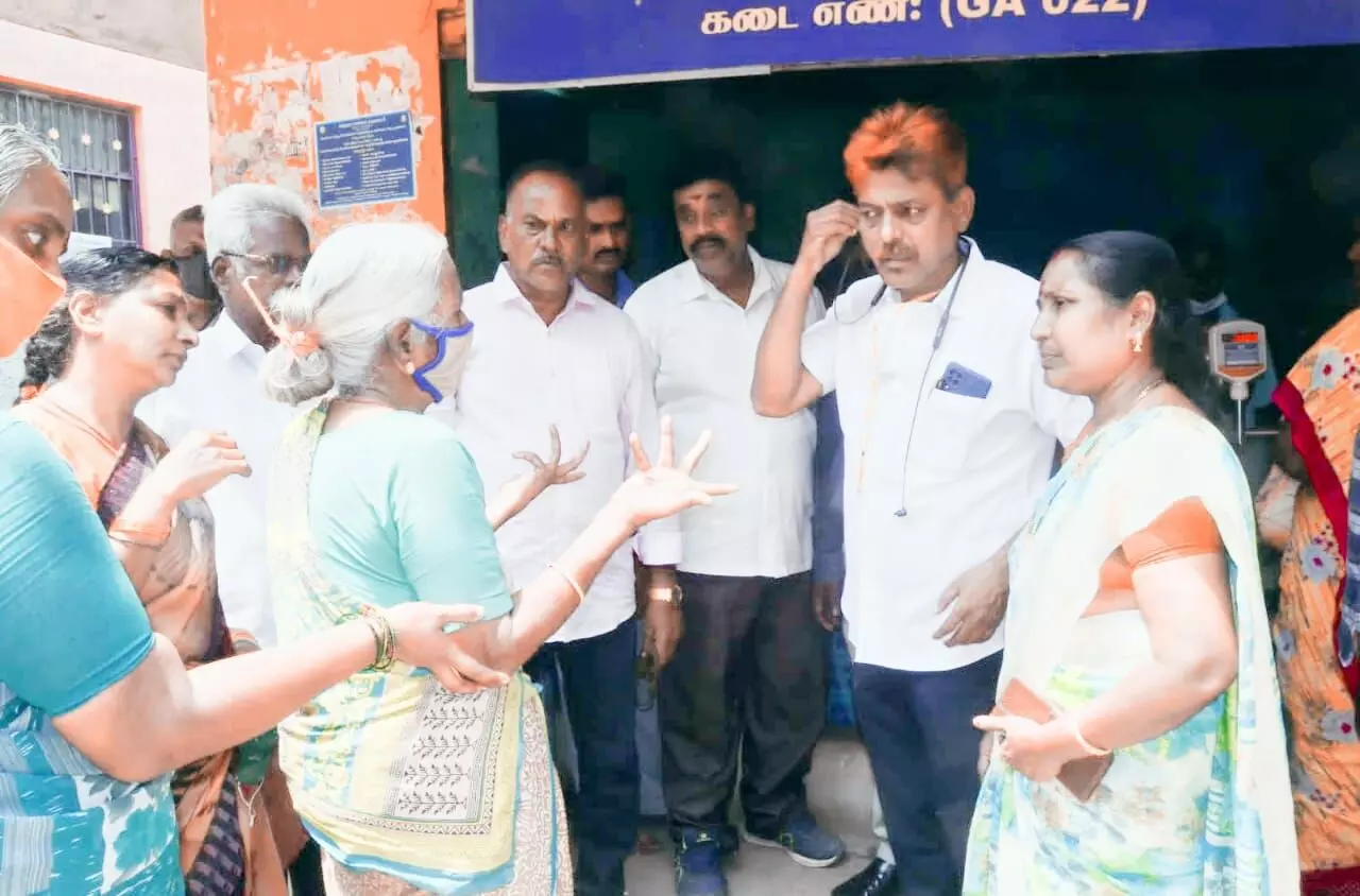 சென்னை மாநகராட்சி 13-வது வார்டு மாமன்ற உறுப்பினர் ரேஷன் கடையில் ஆய்வு சென்னை மாநகராட்சி 13-வது வார்டு மாமன்ற உறுப்பினர் ரேஷன் கடையில் ஆய்வு